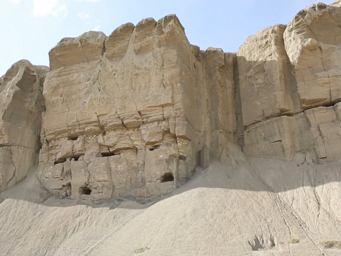 Picture of Kamara cliffs where documents were discovered.