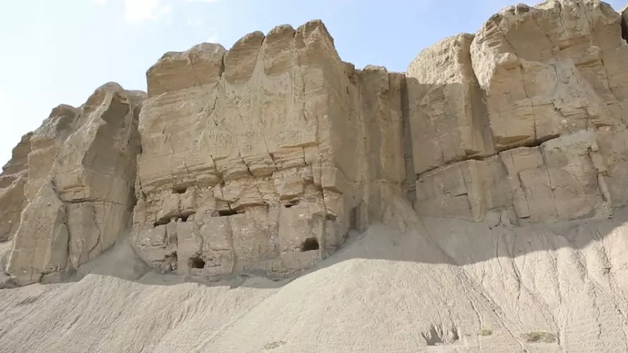 Picture of Kamara cliffs where documents were discovered.