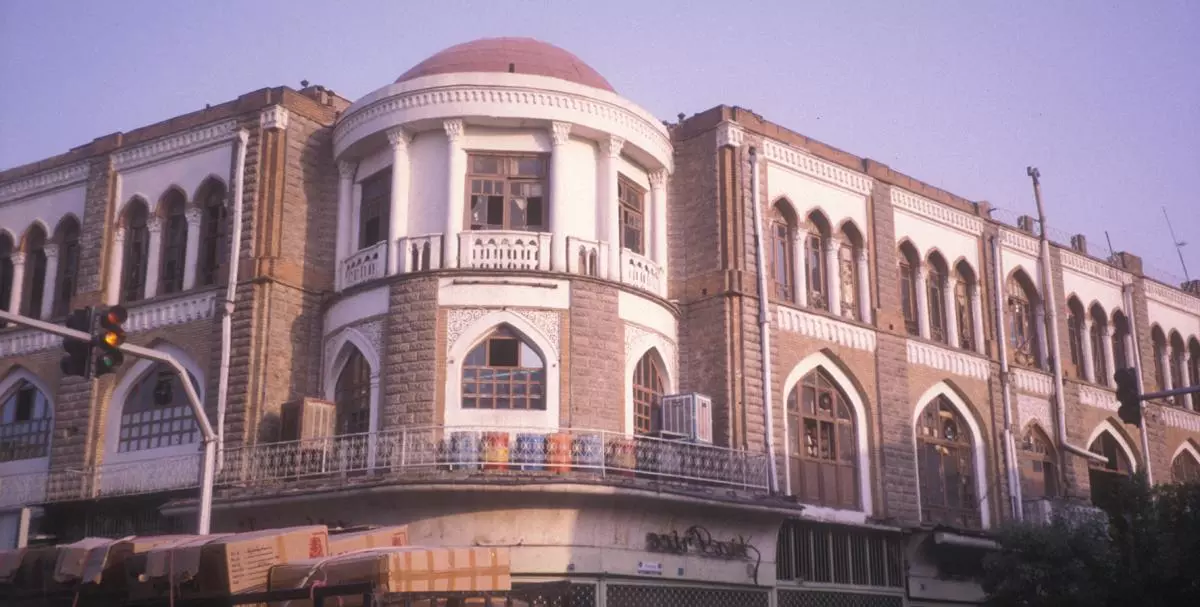 cafe pars laleh zar tehran